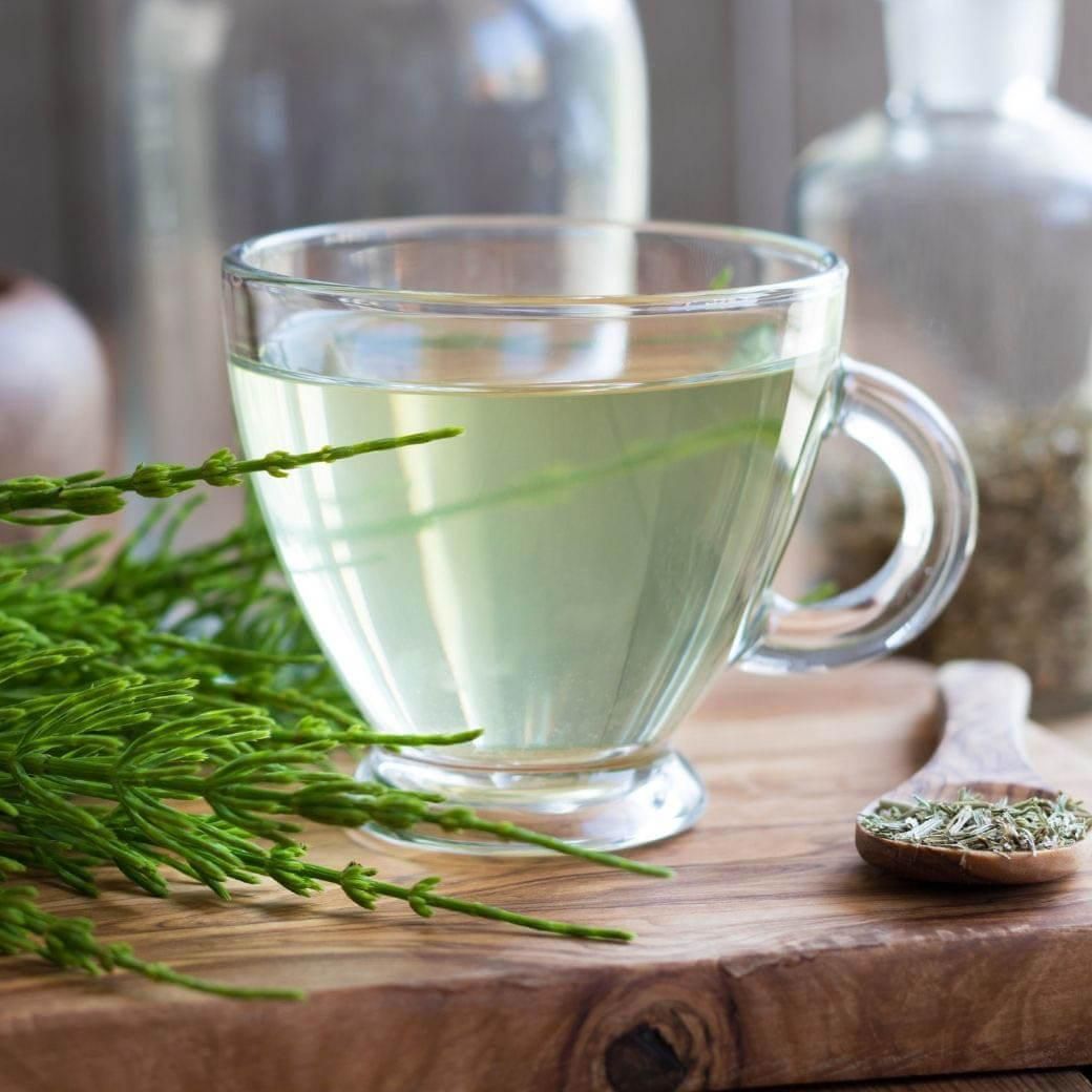 グラスに入ったすぎな茶