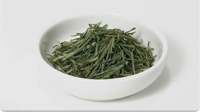 小皿に入ったすぎな茶
